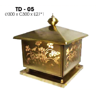 TD - 05: Đèn gắn đầu trụ cổng xi mạ đồng - KT: L300mm x W300mm x H300mm - Bóng đèn E27 x 1