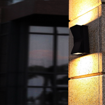 VNT - 613: Đèn gắn tường ngoài trời -  KT: W80mm x H140mm - Đèn LED ánh sáng vàng 3500K