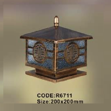 CODE: R 6711: Đèn gắn đầu trụ - KT: L200mm x H200mm - Bóng đèn E27 x 1