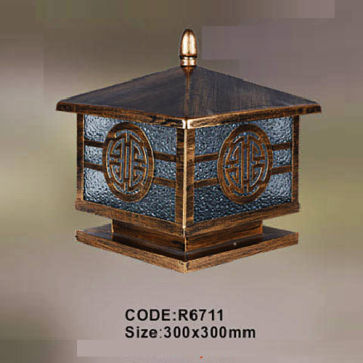 CODE: R 6711: Đèn gắn đầu trụ - KT: L300mm x H300mm - Bóng đèn E27 x 1